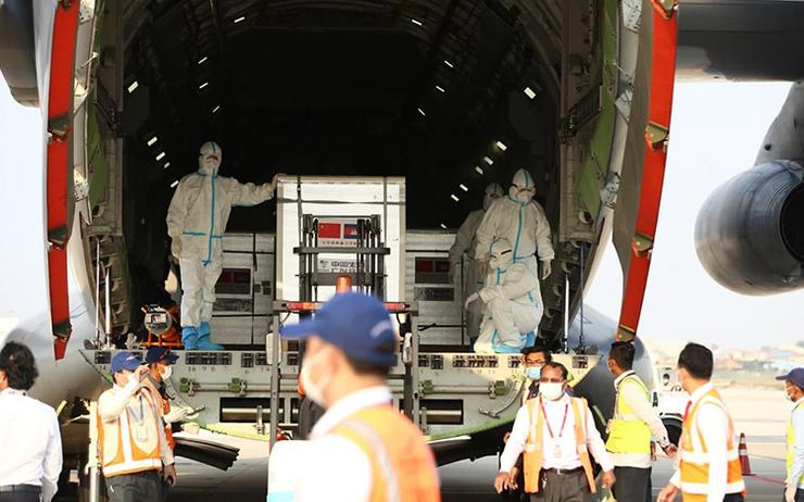 Des vaccins chinois sont débarqués sur l'aéroport de Phnom Penh_0