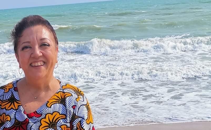 Josiane Ayaba Abéla au bord de l’océan de Cotonou