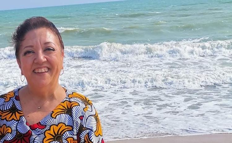 Josiane Ayaba Abéla au bord de l’océan de Cotonou