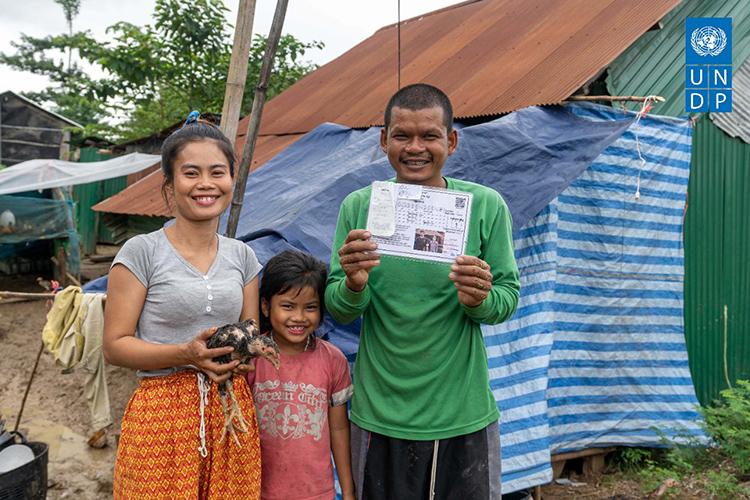 Une famille cambodgienne pauvre recevant de l'aide de UNPN