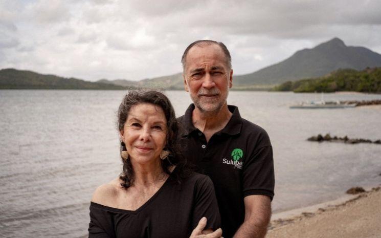 Frédéric et Christina Tardieu, sur l'île de Pangatalan.