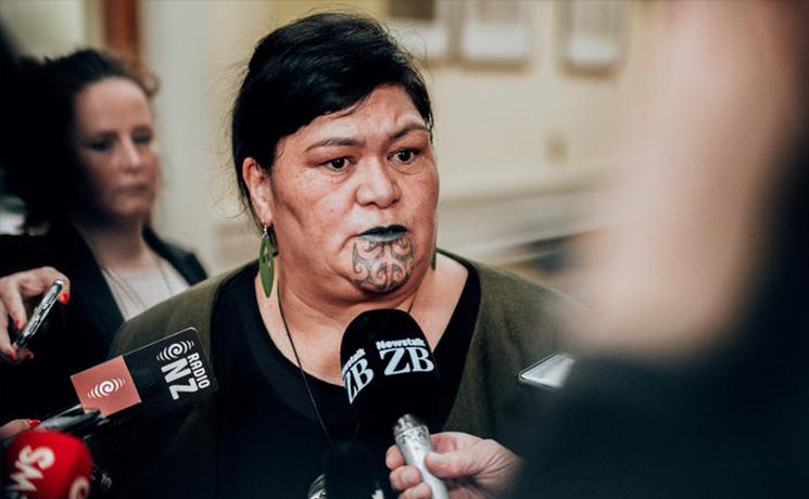 Nanaia Mahuta devant les micros