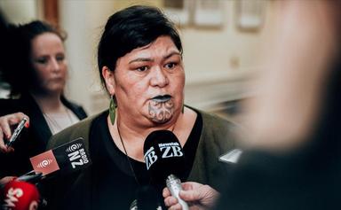 Nanaia Mahuta devant les micros