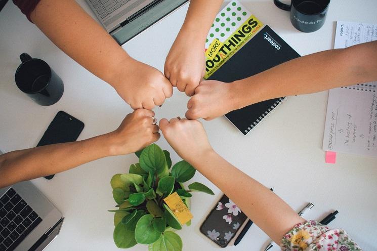 5 poings joints ensembles en signe de solidarité