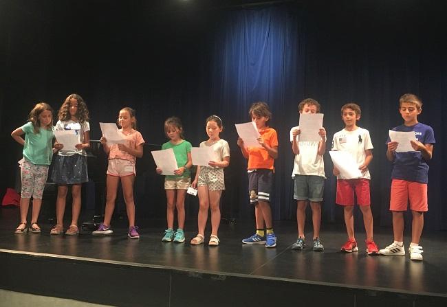 enfants représentant un spectacle