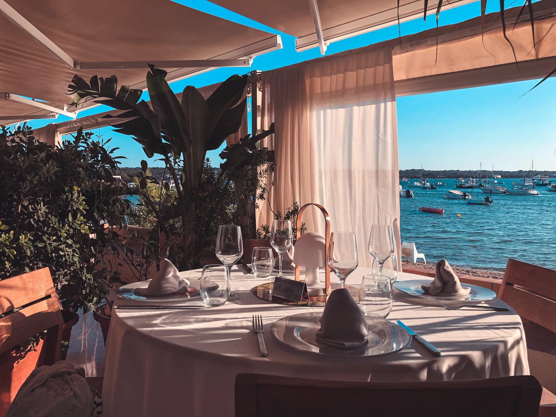 Une terrasse d'un restaurant en Grèce