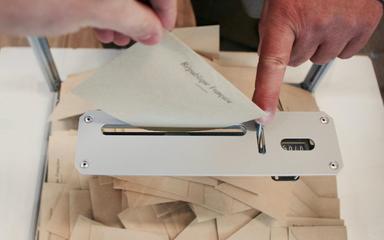 Une personne dépose son bulletin de vote dans l'urne