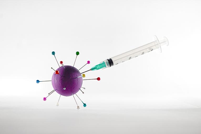 Une seringue pleine de vaccin pique un virus Covid-19
