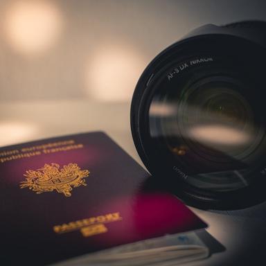 un passeport posé sur un bureau