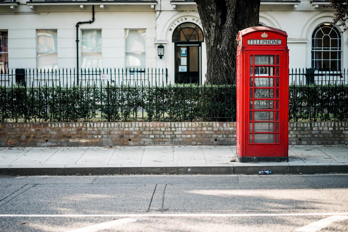 Une cabine téléphonique en Angleterre