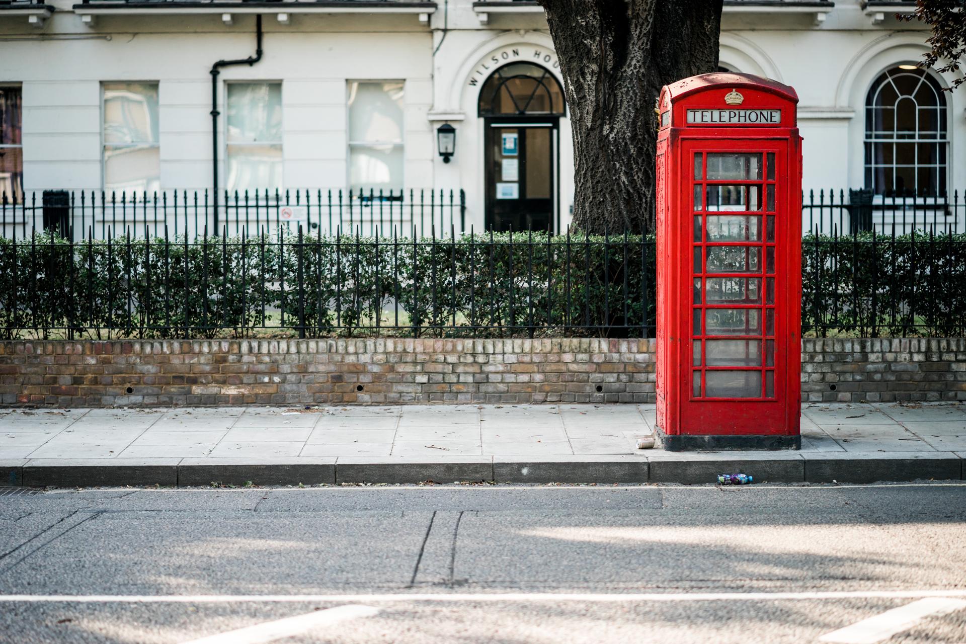 Une cabine téléphonique en Angleterre