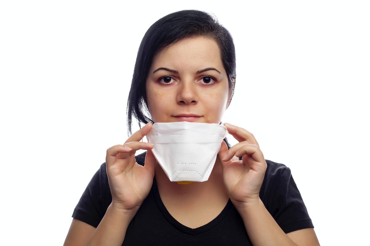 Une fille enlève son masque