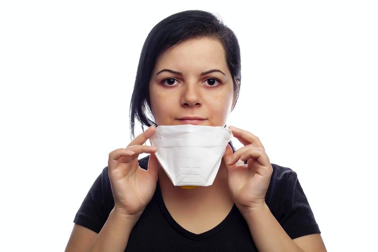 Une fille enlève son masque