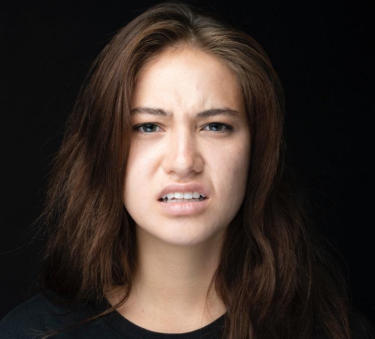 Une femme visiblement agacée ou confuse