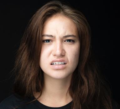 Une femme visiblement agacée ou confuse