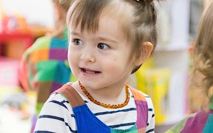 petite fille à la maternelle Lou Pichoun