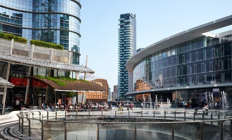 place gae aulenti à milan avec gratte ciel