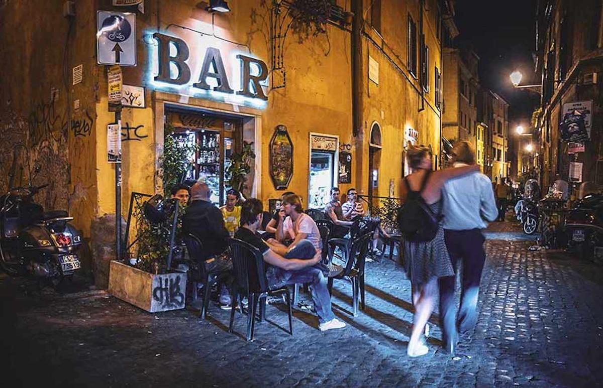 Un bar dans le quartier Trastevere à Rome
