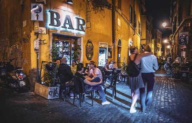 Un bar dans le quartier Trastevere à Rome