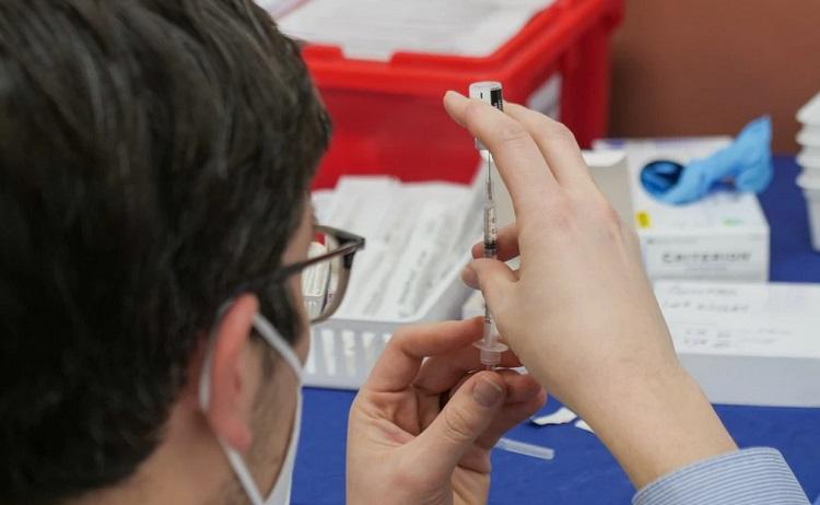 une aiguille pour injecter un vaccin