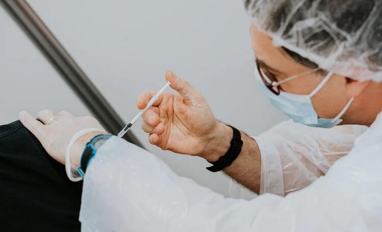 un médecin administre un vaccin