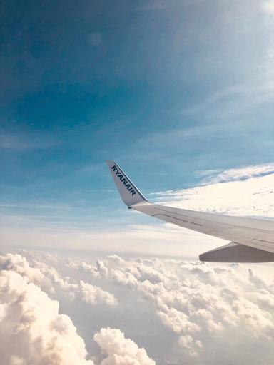 L'aile d'un avion Ryanair surplombant les nuages