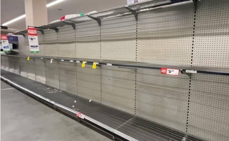 étagères vides dans un magasin de sydney