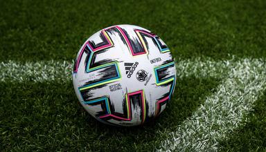 Un ballon de foot sur un terrain