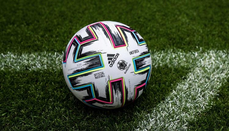 Un ballon de foot sur un terrain