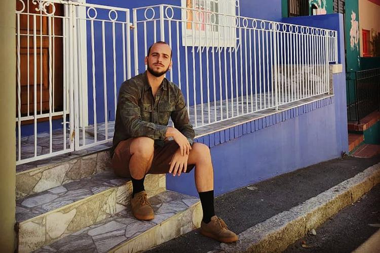 Le musicien Sroka prend la pose en amérique du sud