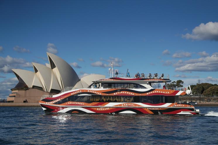 photo d'un ferry aux couleurs aborigènes
