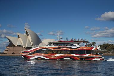 photo d'un ferry aux couleurs aborigènes