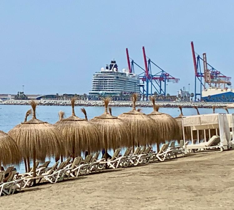 Bateau de croisière Mein Schiff 2 dans le port de Malaga