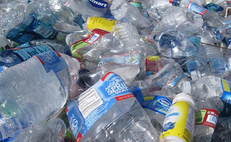Amas de bouteilles de plastiques vides