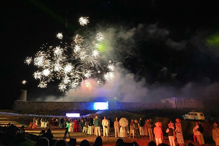Le feu d'artifice à la fin du spectacle son et lumière du Fort Teremba en Nouvelle-Calédonie