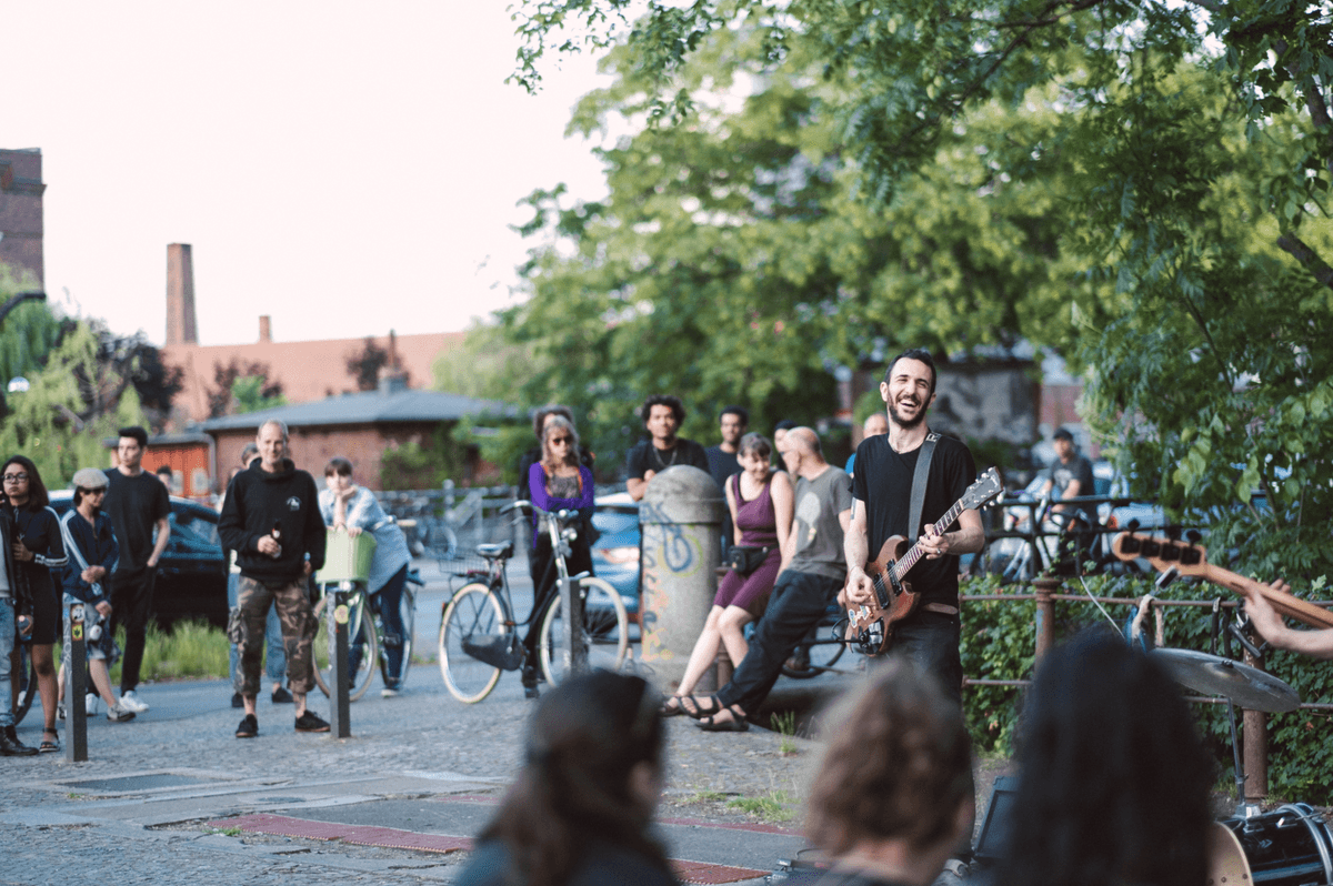 Un musicien dans la rue pendant la fête de la musique à Berlin