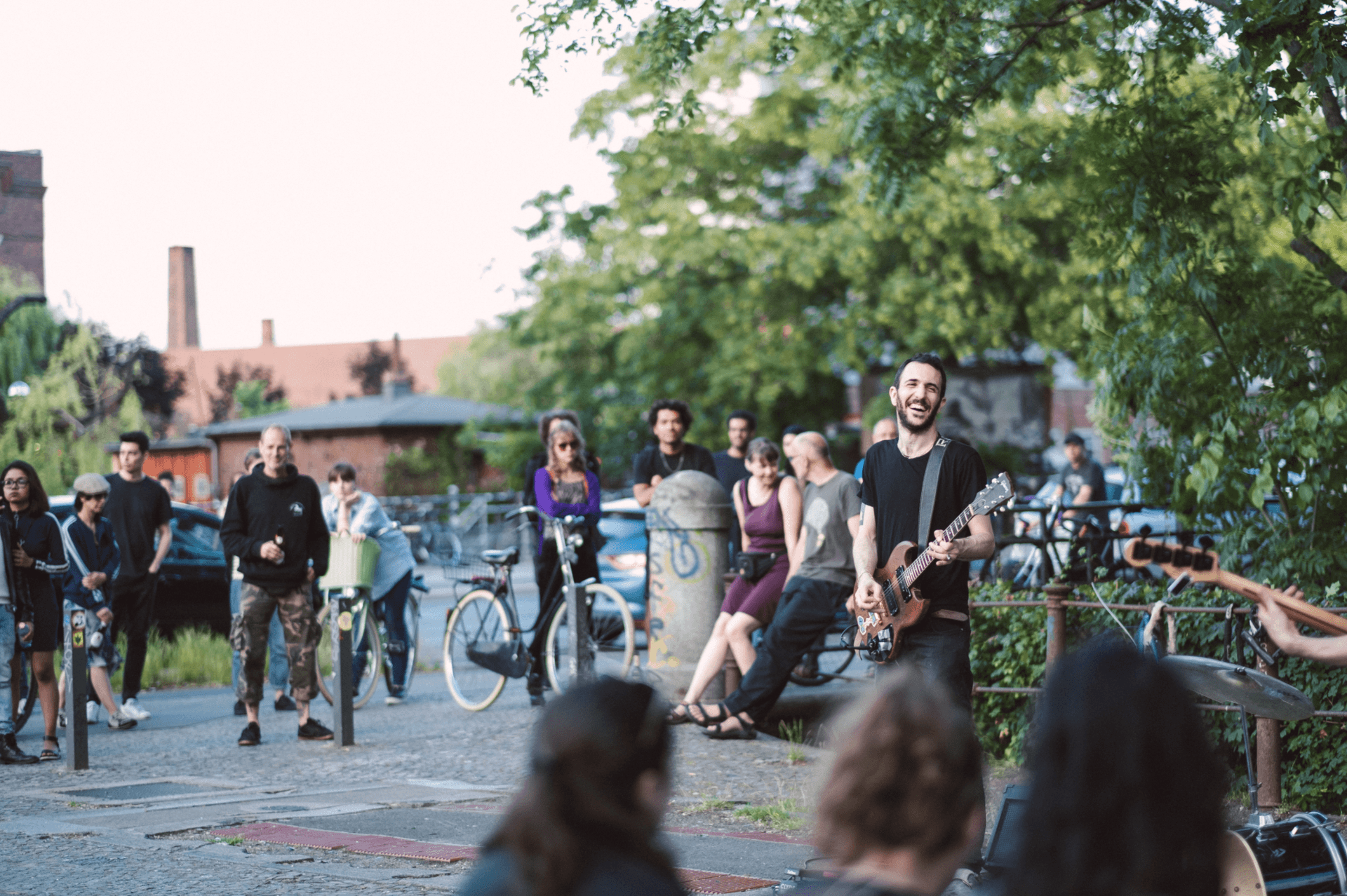 Un musicien dans la rue pendant la fête de la musique à Berlin