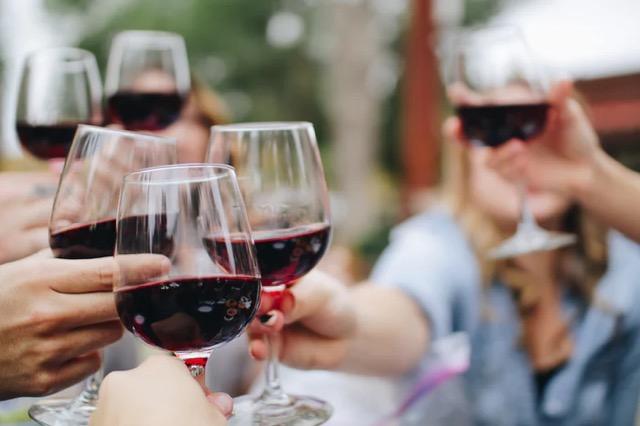 Des personnes trinquent avec des verres de vin français