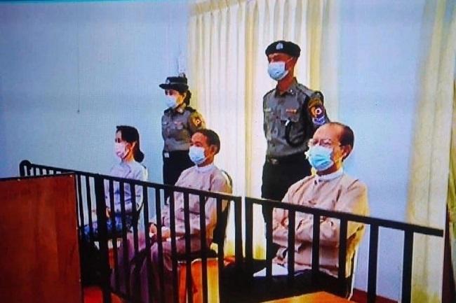 Aung San Suu Kyi lors de son procès