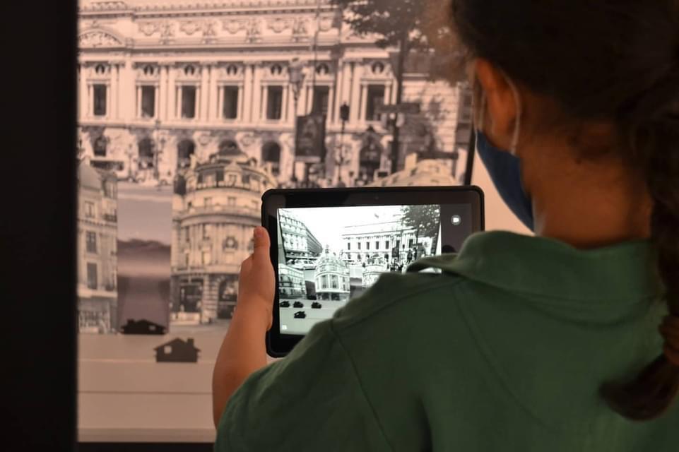 Un enfant photographie l'opéra de Paris