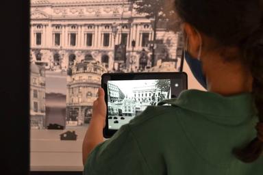 Un enfant photographie l'opéra de Paris