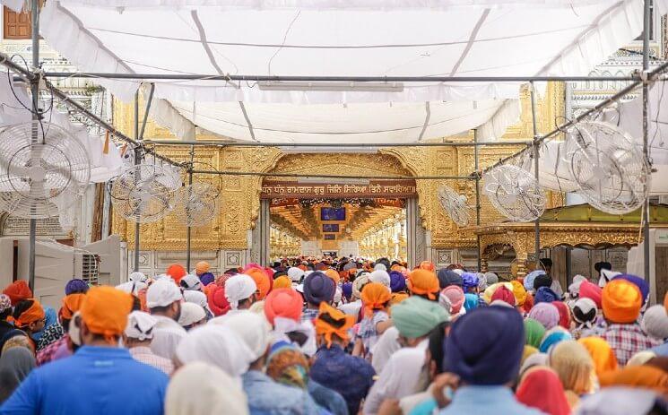Entrée du temple d'or à Amritsar (1)