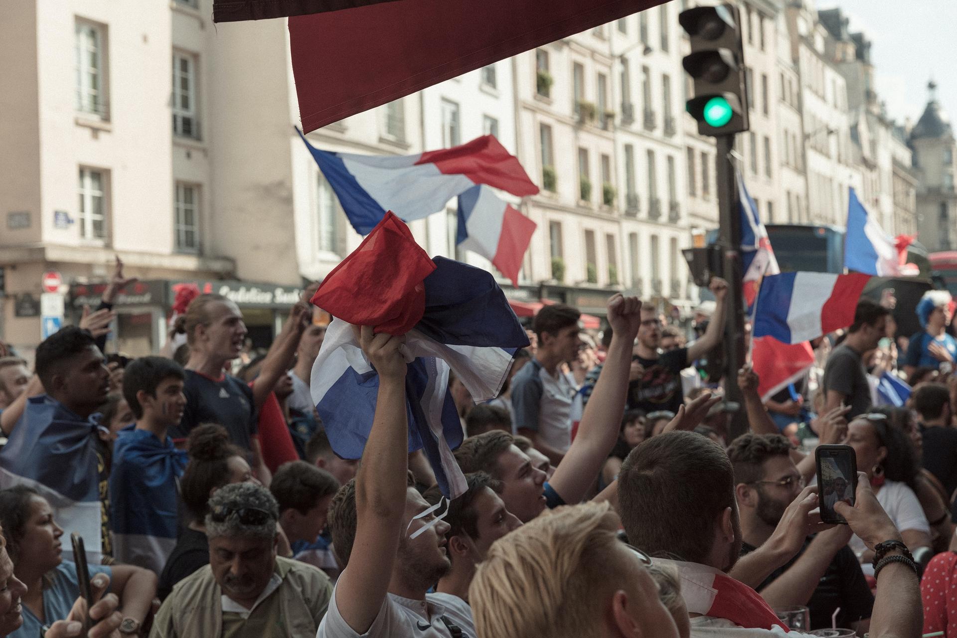 Des supporters de l'équipe de France de football à la terrasse d'un bar.Dans quelques heures, l’équipe de France affrontera la Mannschaft pour ce premier match de la phase de groupes. Avec le retour du soleil et l’allégement des restrictions sanitaires, qui n’a pas envie d’aller soutenir les bleus à l’extérieur ? Voilà une sélection des différents biergartens où regarder les matchs de l’Euro 2021 à Berlin : Le Hofbräuhaus sur Alexanderplatz Hofbräu Wirtshaus Berlin, Karl-Liebknecht-Str. 30, 10178 Berlin