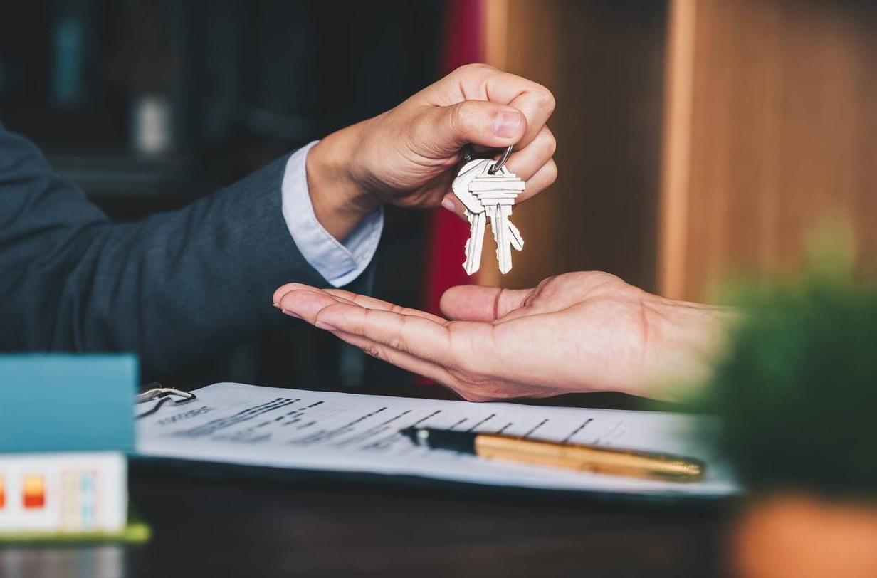 Une main qui donne une clé à une autre main