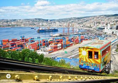 L'ascenseur Artilleria montant la pente à Valparaiso