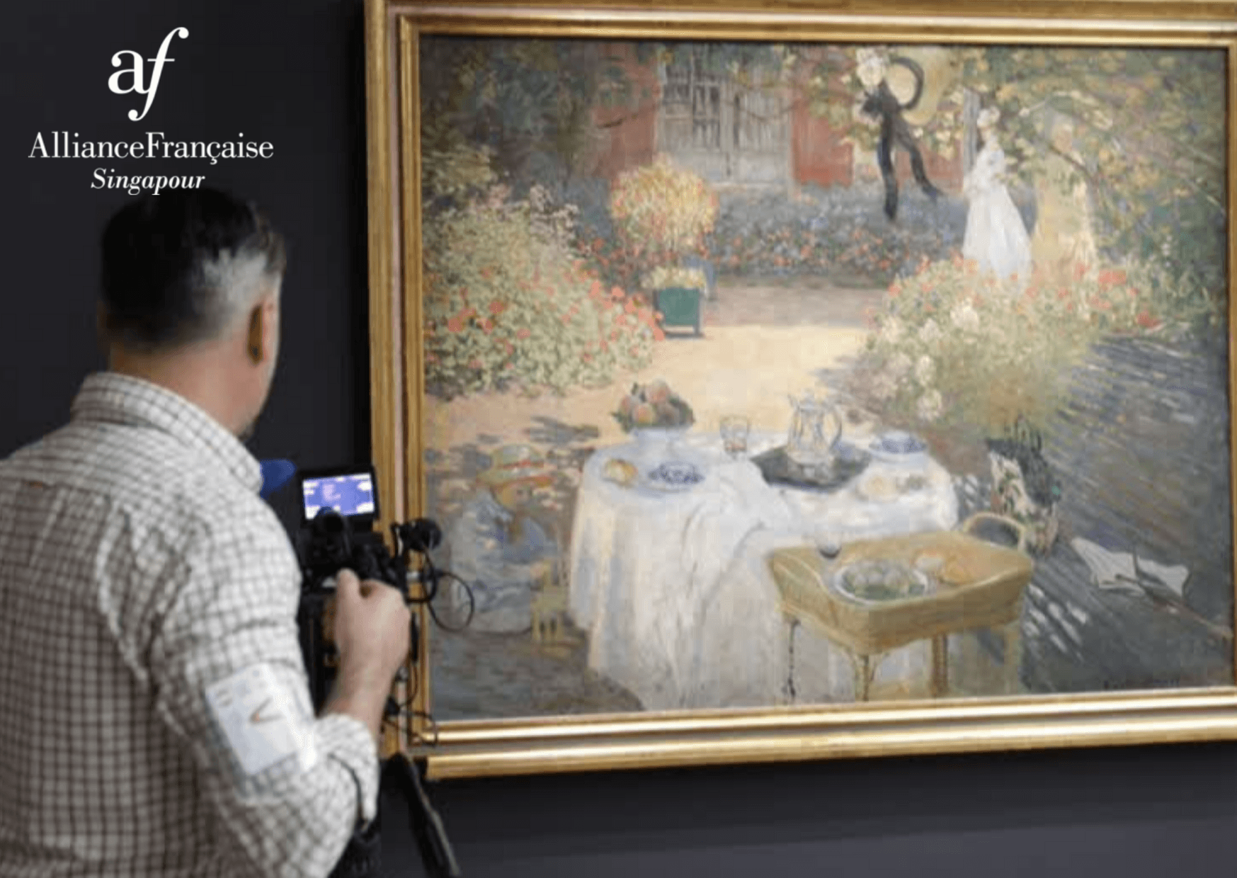 homme devant un tableau