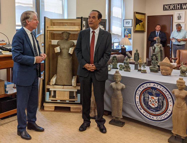 Le procureur de New york et l'ambassadeur du Camboge aux Etats Unis lors de la restitution de 27 antiquités khmères