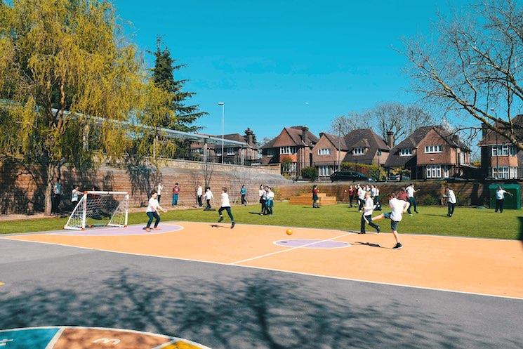 Enfants qui font du sport dans la cour de l'école