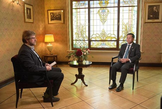 Min Aung Hlaing lors d'une interview pour Russie 24