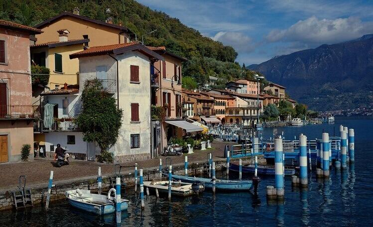 pont avec bateau sur le lac de l'île Monte Isola